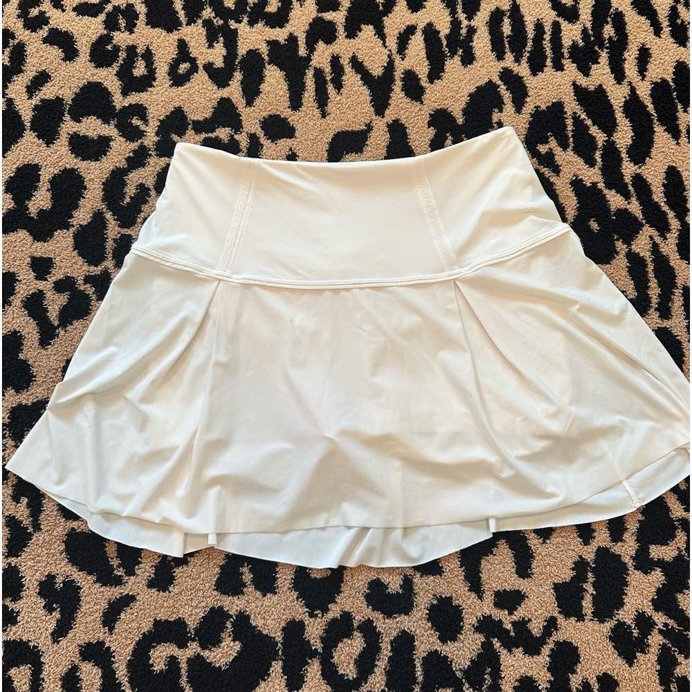 Lululemon women’s athletic skirt! White, size 4 tall and has a liner!